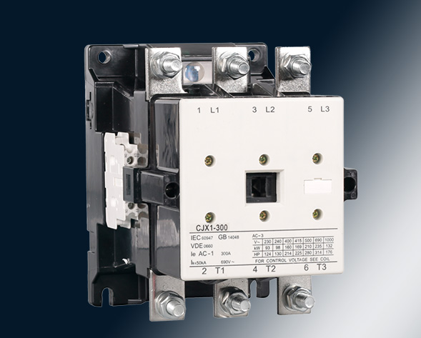 CJX1交流接觸器適用于交流50Hz或60Hz、電壓至690V、電流至475A的電力線(xiàn)路中，供遠(yuǎn)距離頻繁起動(dòng)和控制電動(dòng)機(jī)及接通與分?jǐn)嚯娐贰＝?jīng)加裝機(jī)械聯(lián)鎖機(jī)構(gòu)后組…
